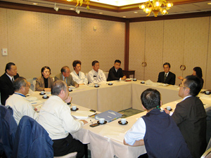 事業推進についての会議風景。 事業推進についての会議風景。