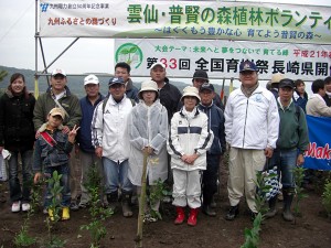 植林を終えた参加者たち
