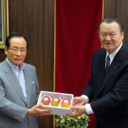 佐世保市長へプリンセスマンゴー贈呈