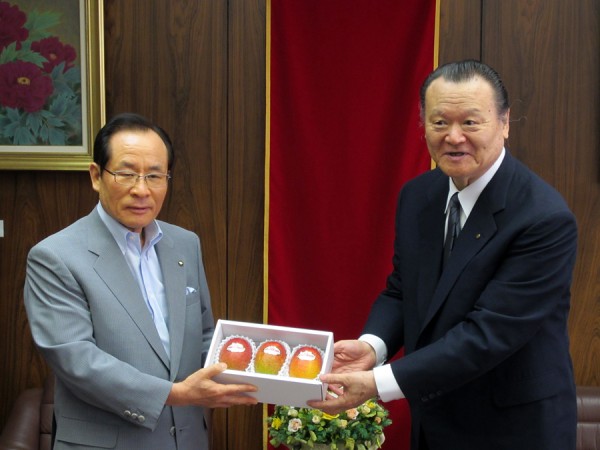 佐世保市長へプリンセスマンゴー贈呈